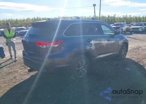 2017 Toyota Highlander Xle z USA, uszkodzony, nr VIN 5TDJZRFH4HS426150